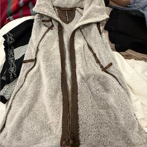 Kuhl Women's Cream Fleece Vest with Brown Trim